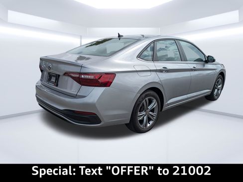 Used 2024 Volkswagen Jetta SE image 2