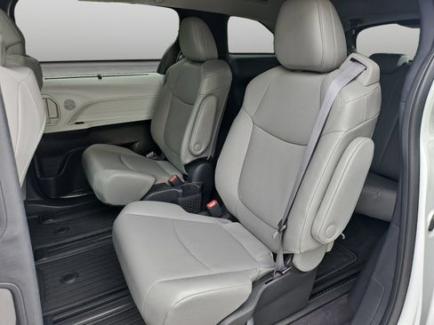 Used 2025 Toyota Sienna XLE FWD image 42