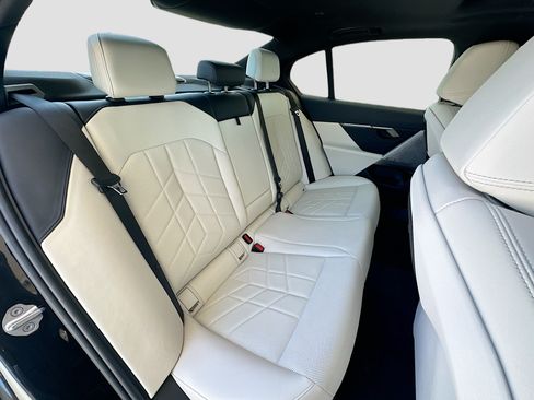 Used 2024 BMW 530i w/ Convenience Package RWD image 25