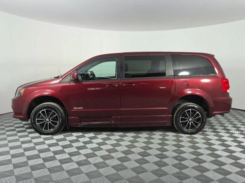 Used 2018 Dodge Grand Caravan SE FWD image 4