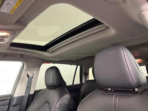 Used 2025 Toyota Highlander XLE image 5