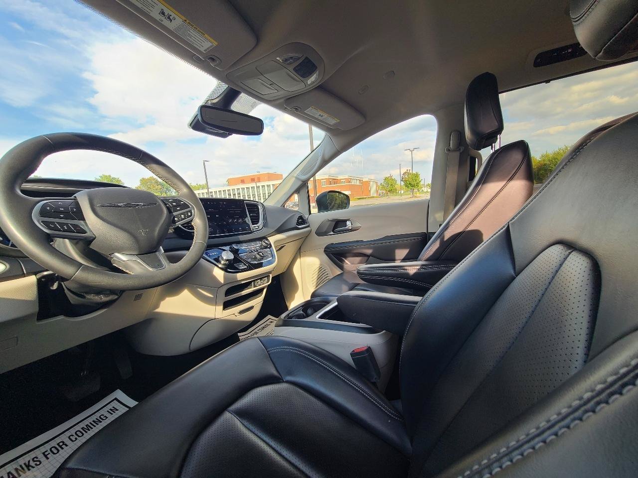 Used 2023 Chrysler Pacifica Touring-L FWD image 18