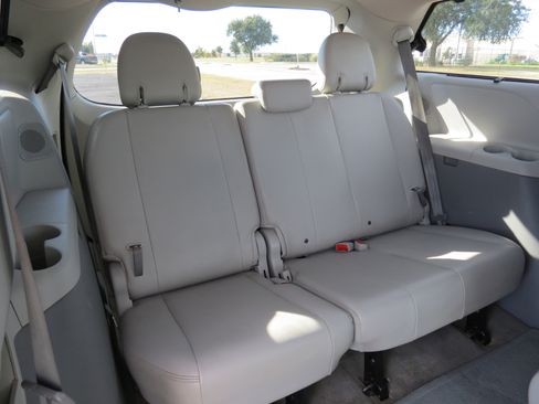 Used 2012 Toyota Sienna XLE image 39