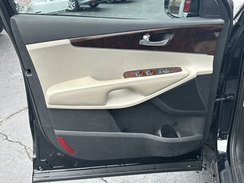 Used 2016 Kia Sorento FWD image 11