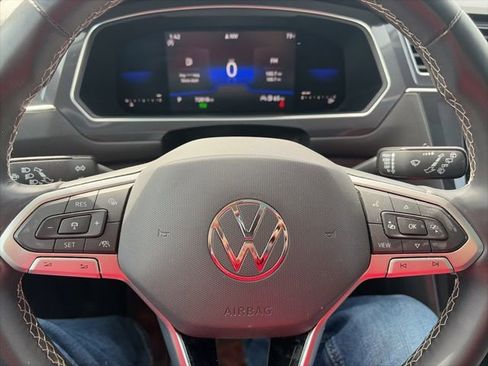 Used 2022 Volkswagen Tiguan SE w/ Panoramic Sunroof Package image 22