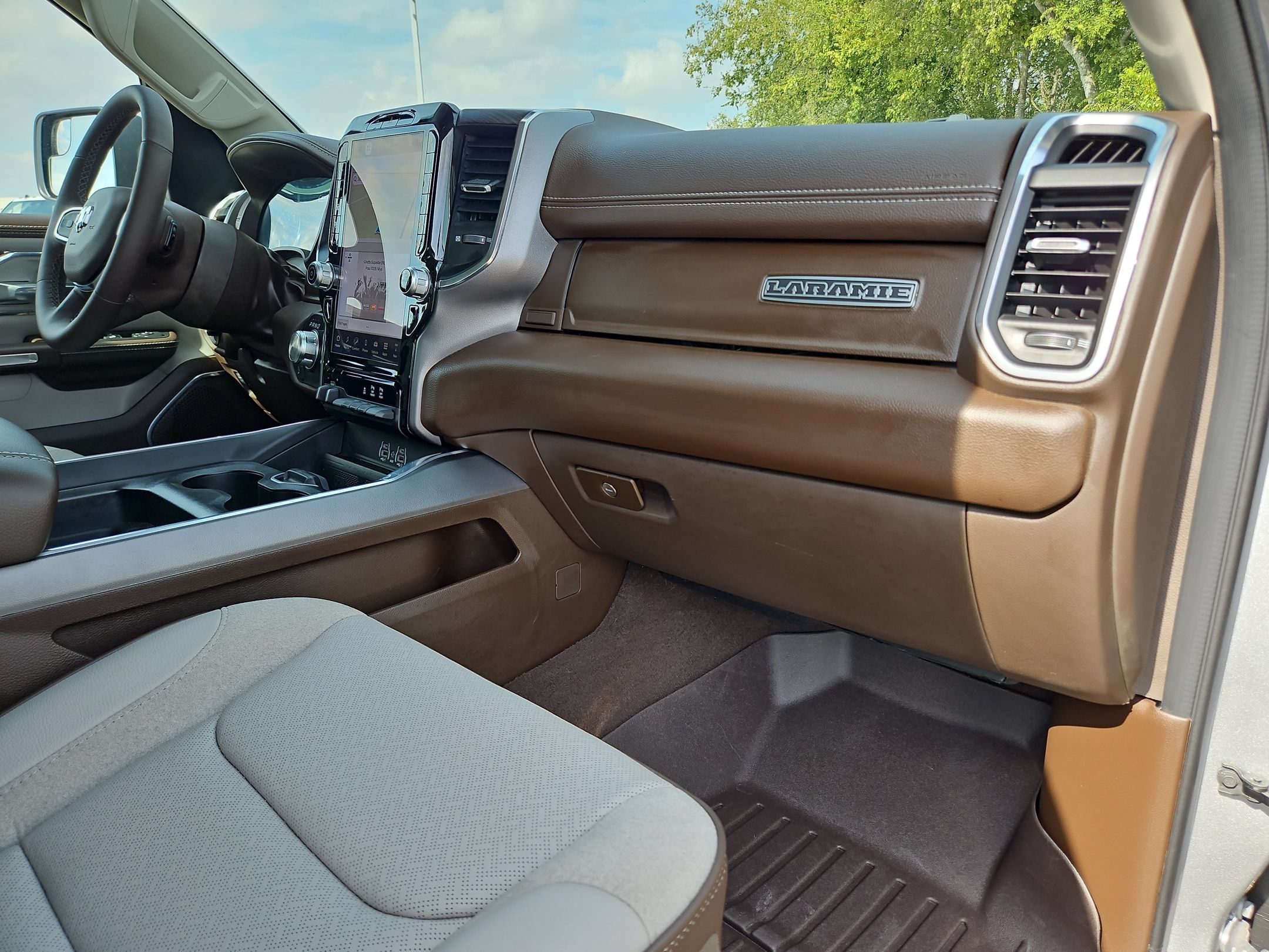 Used 2025 RAM 1500 Laramie w/ Laramie Southwest Edition AWD/4WD image 28