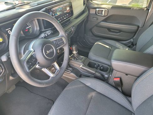Used 2025 Jeep Wrangler Unlimited Sahara w/ Safety Group AWD/4WD image 18