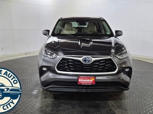 Used 2021 Toyota Highlander XLE image 2