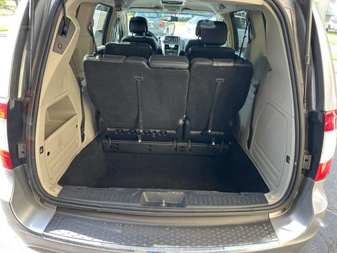 Used 2015 Chrysler Town & Country Touring FWD image 12