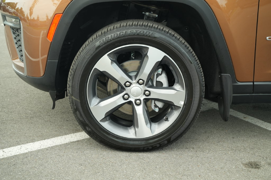 New 2026 Jeep Grand Cherokee Limited w/ MOPAR Finishing Package AWD/4WD image 9