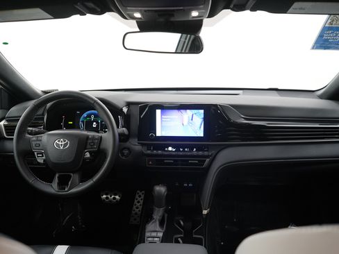 Used 2025 Toyota Camry SE image 12