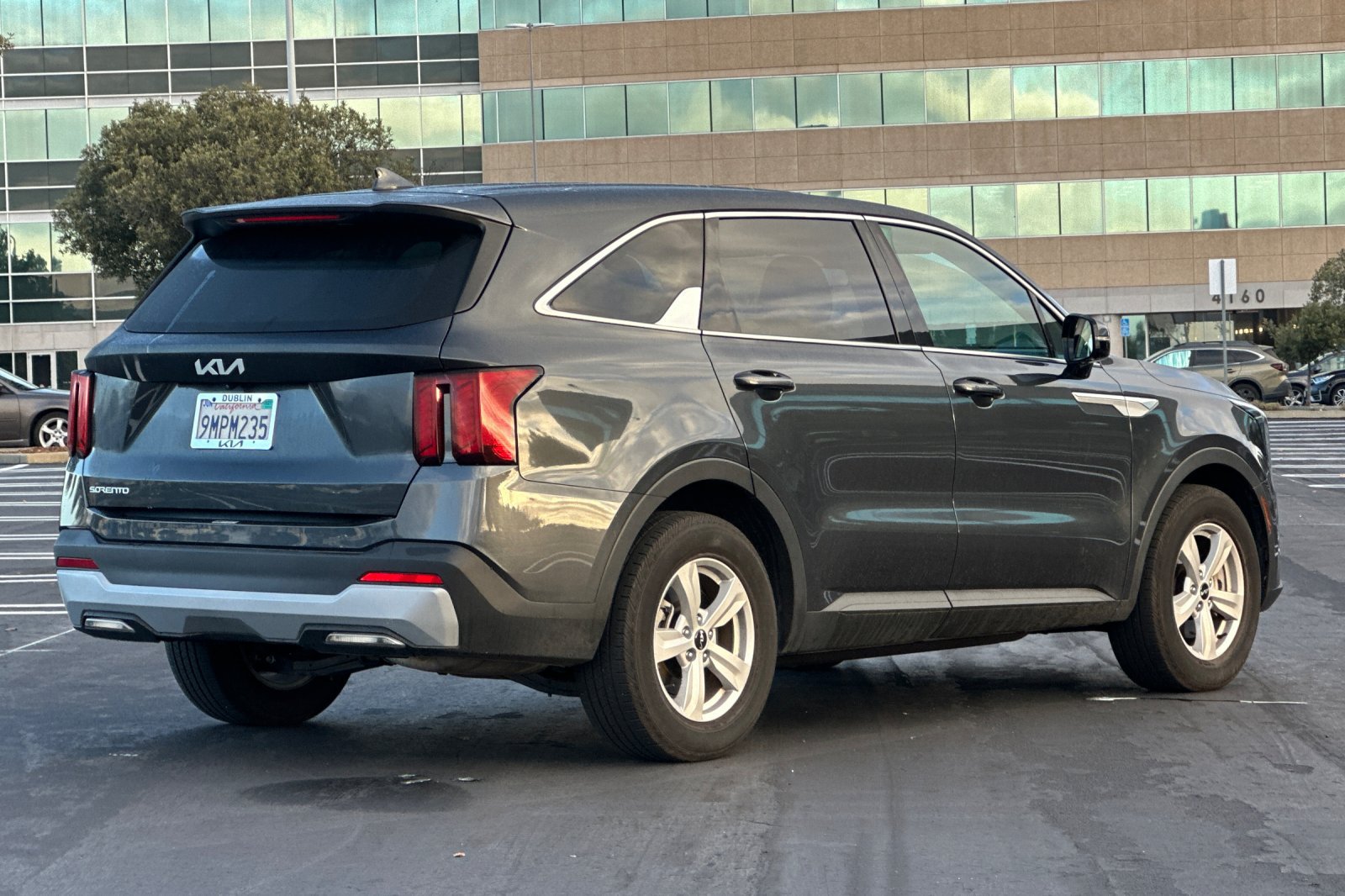 Used 2024 Kia Sorento LX FWD image 4