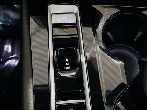 Used 2024 Volkswagen Atlas SE w/ Panoramic Sunroof Package FWD image 12