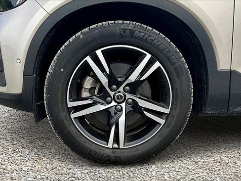 Used 2023 Volvo XC40 B5 Plus image 9