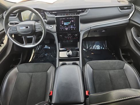Used 2024 Jeep Grand Cherokee Altitude image 9