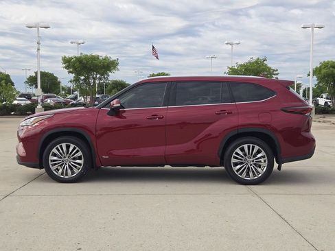 Used 2025 Toyota Highlander Platinum AWD/4WD image 4