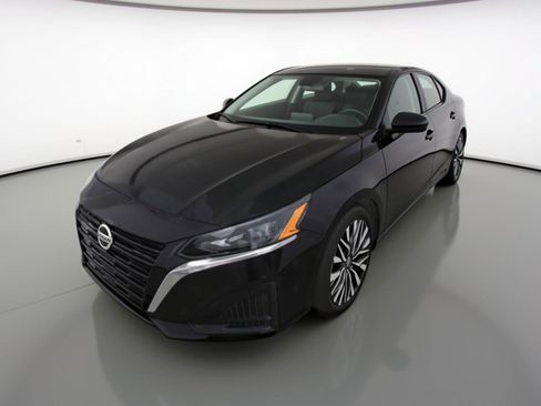 Used 2025 Nissan Altima 2.5 SV image 3