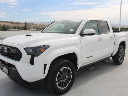 Certified 2024 Toyota Tacoma TRD Sport w/ TRD Sport Upgrade Package AWD/4WD image 7