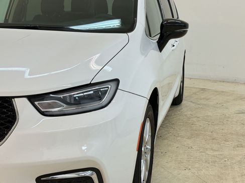 Used 2024 Chrysler Pacifica Touring-L FWD image 12