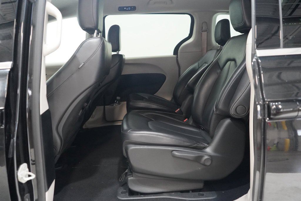 Used 2023 Chrysler Pacifica Touring-L FWD image 30