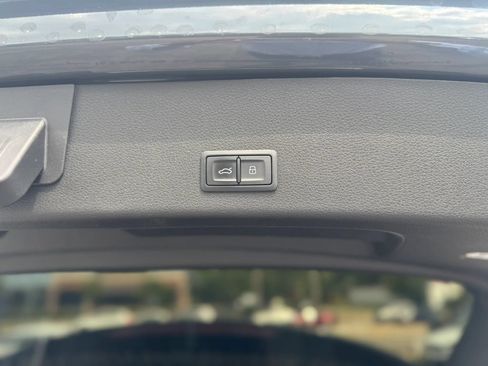Used 2021 Audi e-tron Premium w/ Towing Package AWD/4WD image 35