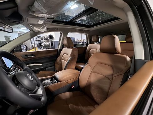 New 2025 Nissan Pathfinder Platinum image 38