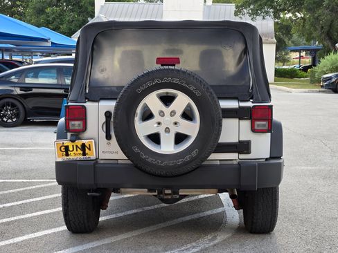 Used 2011 Jeep Wrangler Rubicon w/ PWR Convenience Group AWD/4WD image 4