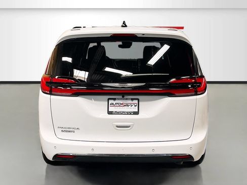 Used 2026 Chrysler Pacifica Select FWD image 6