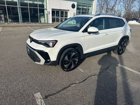 Certified 2025 Volkswagen Taos SE w/ Panoramic Sunroof Package image 3