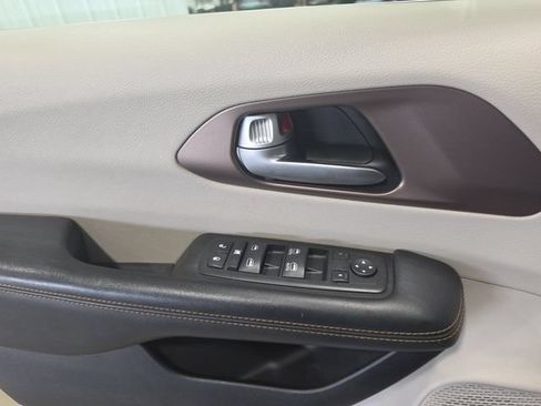 Used 2017 Chrysler Pacifica Touring FWD image 18