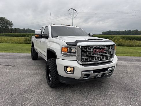Used 2019 GMC Sierra 2500 Denali w/ Duramax Plus Package AWD/4WD image 4