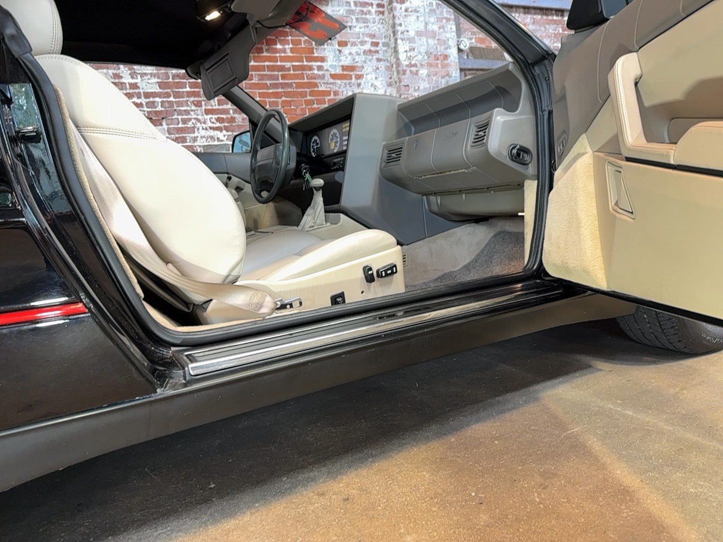 Used 1993 Cadillac Allante FWD image 99