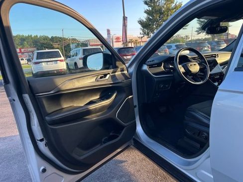 Used 2022 Jeep Grand Cherokee Altitude AWD/4WD image 4