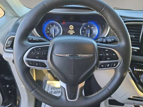 Used 2022 Chrysler Pacifica Touring-L FWD image 15