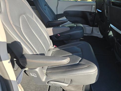 Used 2019 Chrysler Pacifica Touring-L Plus w/ Advanced Safetytec Group FWD image 30