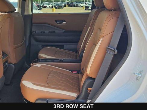 New 2026 Nissan Pathfinder Platinum FWD image 17