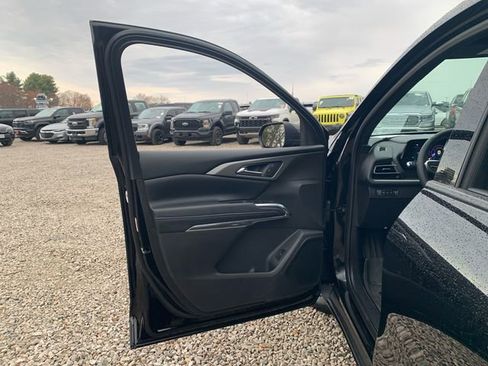 Used 2025 Chevrolet Traverse LT w/ Driver Confidence Package image 17