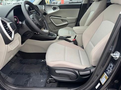 Certified 2024 Kia Soul LX FWD image 13