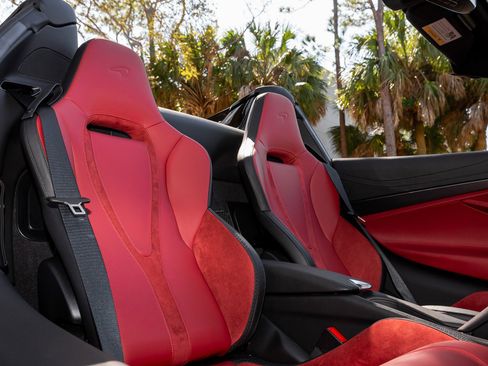 Used 2024 McLaren 750S Spider image 28