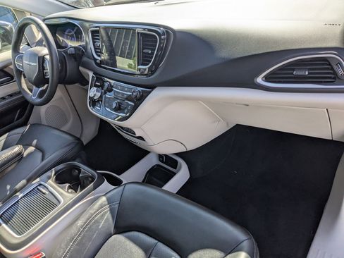 Used 2024 Chrysler Pacifica Touring-L FWD image 32