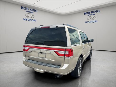 Used 2017 Lincoln Navigator Select RWD image 5
