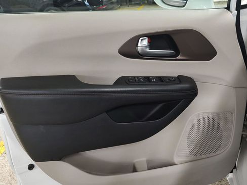 Used 2018 Chrysler Pacifica Touring-L image 16