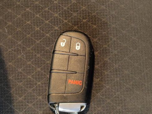 Used 2018 Jeep Grand Cherokee Laredo image 32