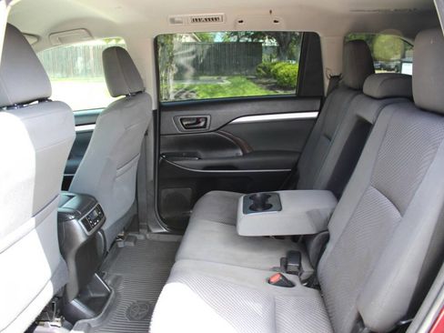 Used 2018 Toyota Highlander LE image 12