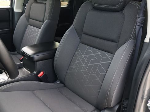 Used 2025 Nissan Frontier SV image 14