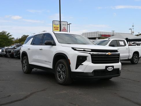 Used 2024 Chevrolet Traverse LS FWD image 3