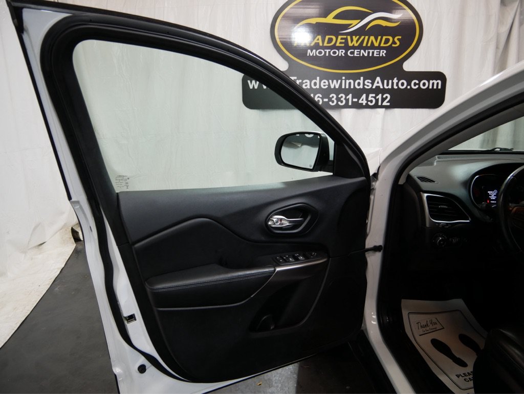 Used 2019 Jeep Cherokee Latitude Plus w/ Comfort/Convenience Group AWD/4WD image 9