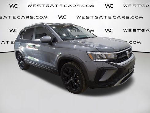 Used 2022 Volkswagen Taos SE w/ Panoramic Sunroof Package image 2