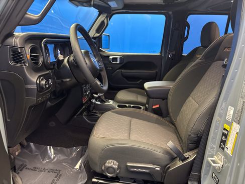 Used 2025 Jeep Gladiator Mojave w/ Convenience Group AWD/4WD image 12