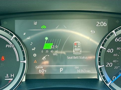 Used 2022 Toyota Highlander XLE AWD/4WD image 16